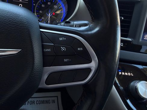 Used 2020 Chrysler Pacifica Touring-L image 14