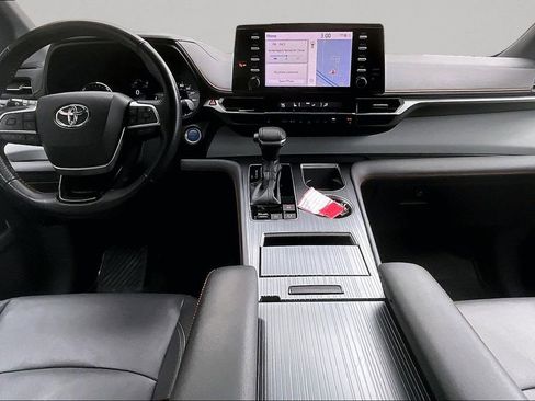 Certified 2022 Toyota Sienna XSE image 7
