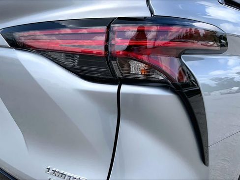 Used 2023 Toyota Sienna Limited FWD image 30