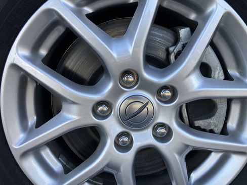 Used 2024 Chrysler Pacifica Touring-L image 9