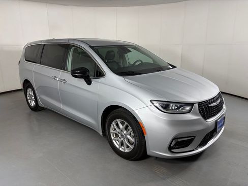 Used 2024 Chrysler Pacifica Touring-L FWD image 2