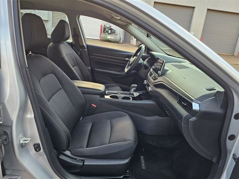 Used 2024 Nissan Altima 2.5 SV image 25