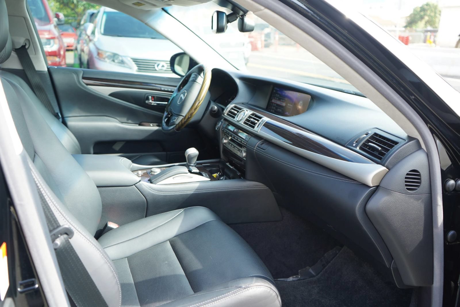 Used 2016 Lexus LS 460 RWD image 21