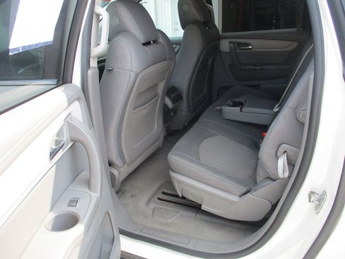 Used 2015 Chevrolet Traverse LT w/ Style and Technology Package FWD image 8