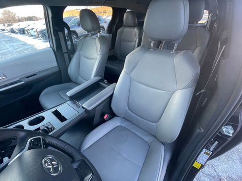 Used 2025 Toyota Sienna XLE image 38
