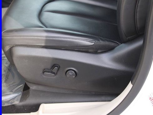 Used 2023 Chrysler Pacifica Touring-L image 15