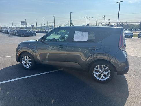Used 2023 Kia Soul LX w/ LX Technology Package image 3