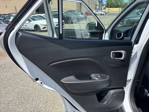 Used 2024 Hyundai Venue SE FWD image 37