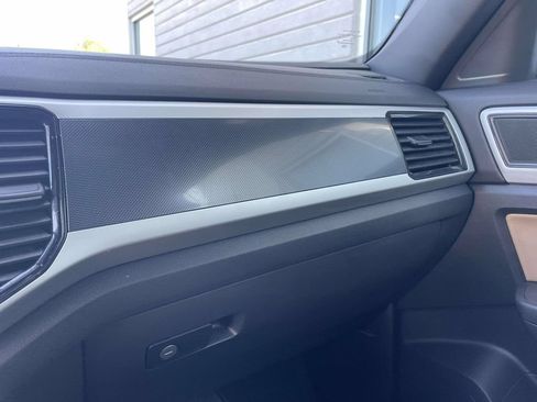 Certified 2022 Volkswagen Atlas Cross Sport SE FWD image 28