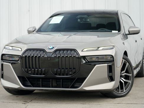 Used 2023 BMW i7 xDrive60 image 3