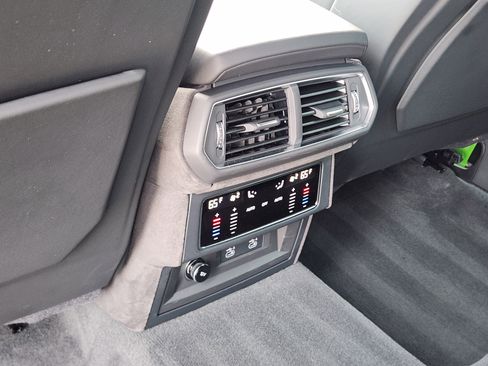 Used 2025 Lamborghini Urus SE image 30