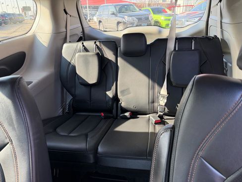 Used 2018 Chrysler Pacifica Touring-L w/ Tire & Wheel Group image 13