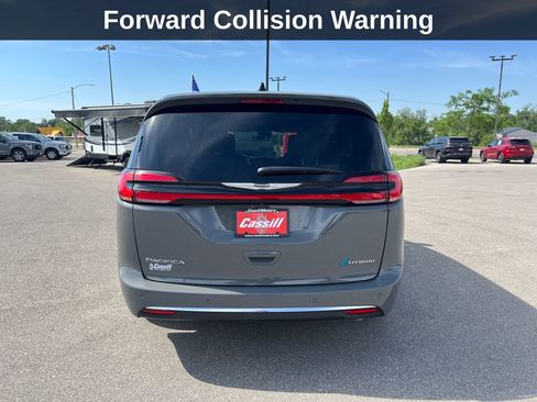Used 2025 Chrysler Pacifica Select FWD image 5