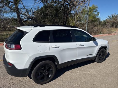 Used 2020 Jeep Cherokee Latitude Plus image 3