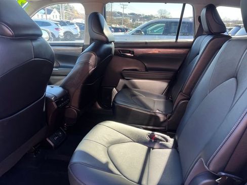 Used 2022 Toyota Highlander Limited image 23