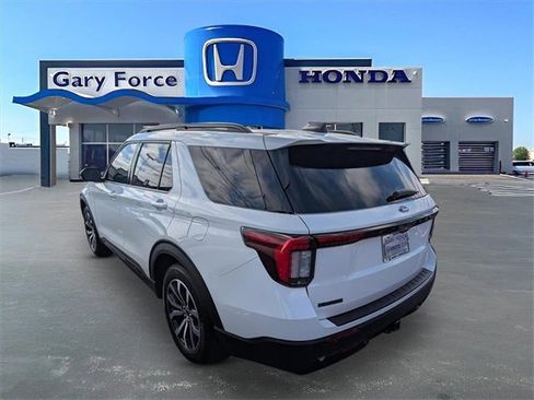 Used 2025 Ford Explorer ST-Line image 3