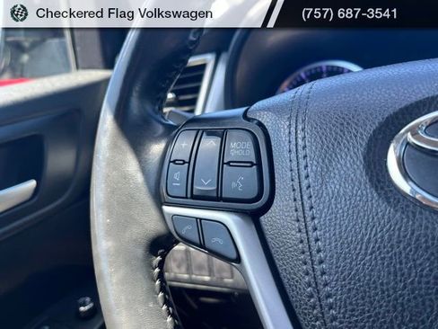 Used 2019 Toyota Highlander XLE AWD/4WD image 38