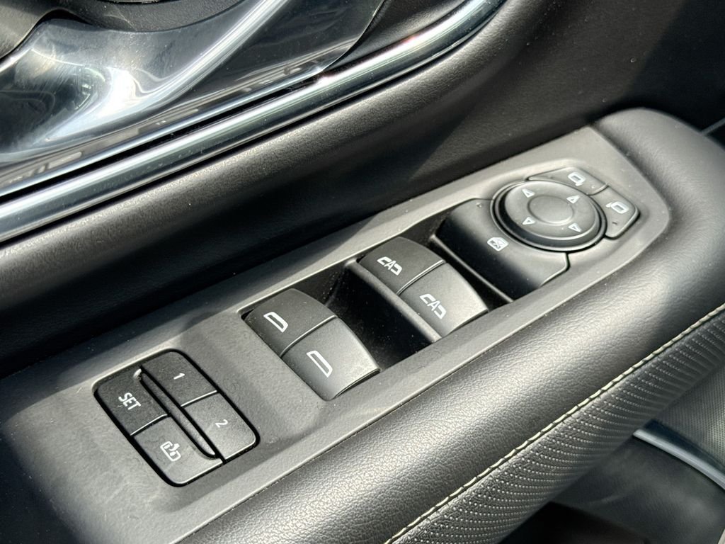 Used 2023 GMC Yukon SLT RWD image 14