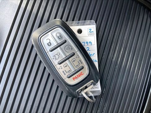 Used 2022 Chrysler Pacifica Limited w/ Uconnect Theater Family Group AWD/4WD image 25