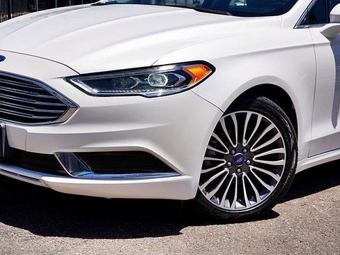 Used 2018 Ford Fusion SE w/ Fusion SE Technology Package FWD image 4