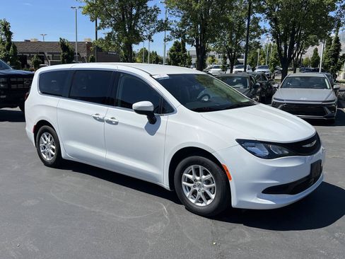 Used 2023 Chrysler Voyager LX FWD image 5