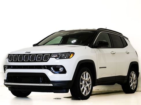 Used 2025 Jeep Compass Limited AWD/4WD image 3
