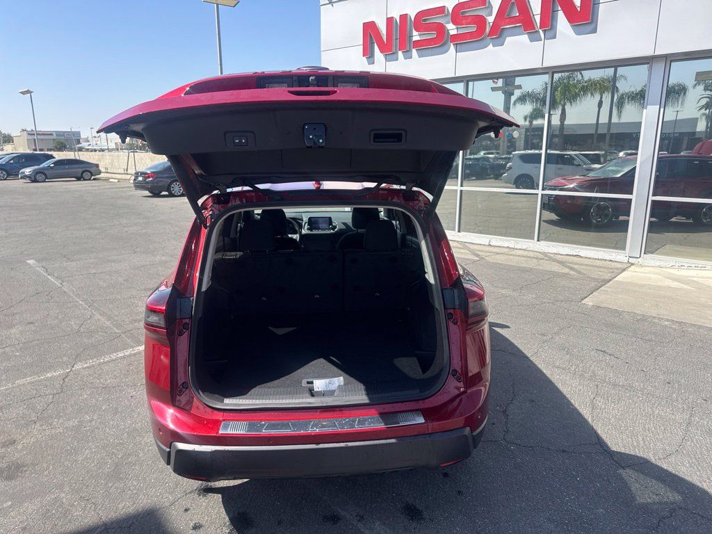 Used 2024 Nissan Rogue SV FWD image 12