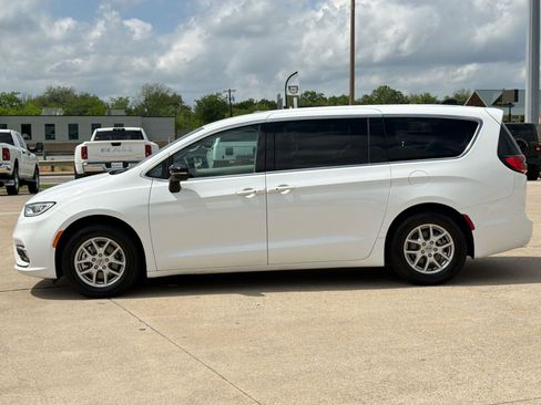 Used 2024 Chrysler Pacifica Touring-L image 2