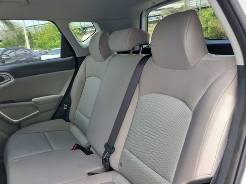 Used 2025 Kia Soul LX w/ LX Technology Package FWD image 9