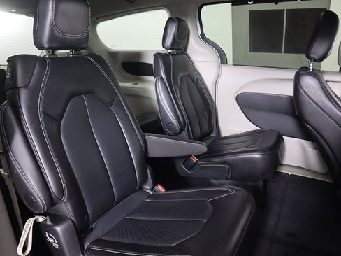 Used 2024 Chrysler Pacifica Touring-L image 31