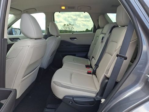 Used 2022 Nissan Pathfinder SL AWD/4WD image 11