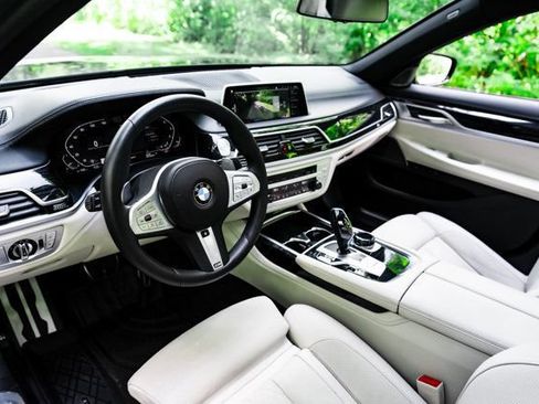 Used 2022 BMW 750i xDrive w/ Autobahn Package AWD/4WD image 14