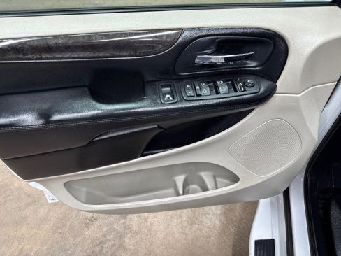 Used 2019 Dodge Grand Caravan SE FWD image 30