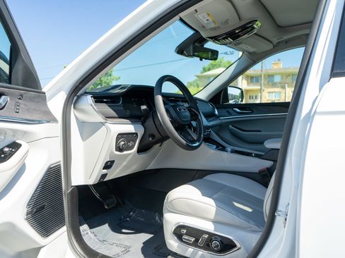 Used 2022 Jeep Grand Cherokee Overland w/ Luxury Tech Group IV AWD/4WD image 15