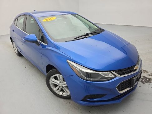 Used 2017 Chevrolet Cruze LT w/ Convenience Package FWD image 3