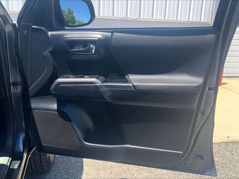 Used 2020 Toyota Tacoma TRD Sport AWD/4WD image 28