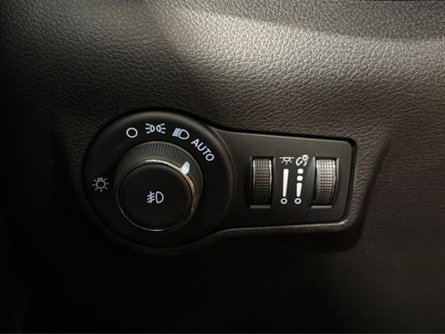 Used 2025 Jeep Compass Trailhawk AWD/4WD image 21