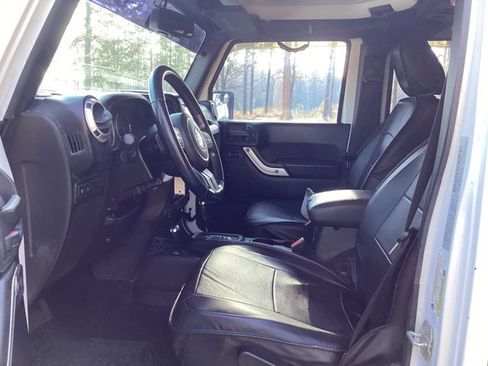 Used 2015 Jeep Wrangler Unlimited Rubicon w/ Connectivity Group image 10