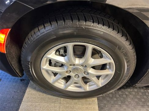 Used 2020 Chrysler Pacifica Touring-L image 9