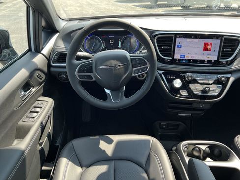 New 2026 Chrysler Pacifica Select image 17