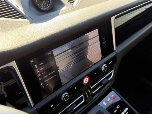 Certified 2024 Porsche Macan image 32