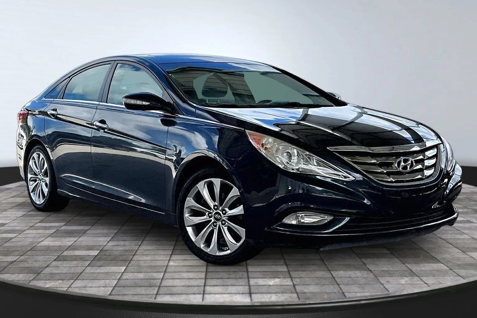 Used 2011 Hyundai Sonata Limited w/ Navigation Pkg 5 FWD image 3