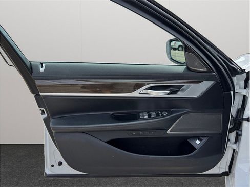 Used 2021 BMW 740i image 24