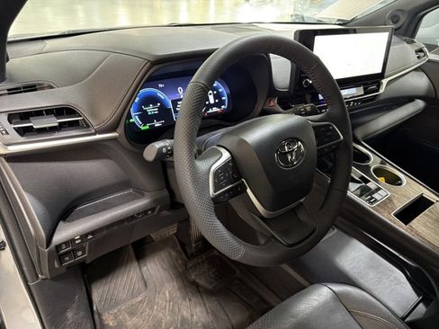 Used 2025 Toyota Sienna Limited AWD/4WD image 9