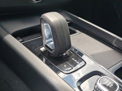 Certified 2022 Volvo XC60 B5 Momentum w/ Climate Package image 15