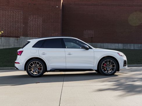 Used 2024 Audi SQ5 Prestige w/ Prestige Package image 3