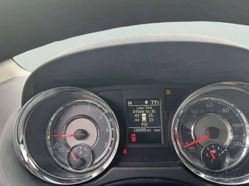 Used 2016 Chrysler Town & Country Touring-L FWD image 17