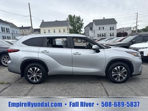 Used 2020 Toyota Highlander XLE AWD/4WD image 3