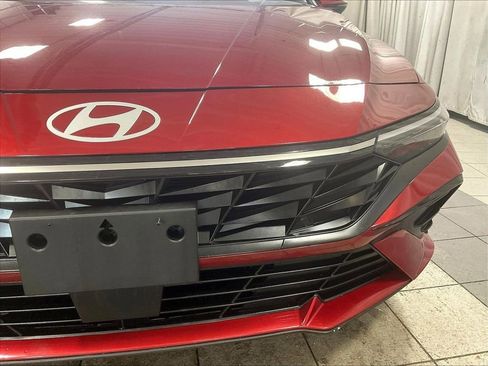 Certified 2025 Hyundai Elantra Limited FWD image 32
