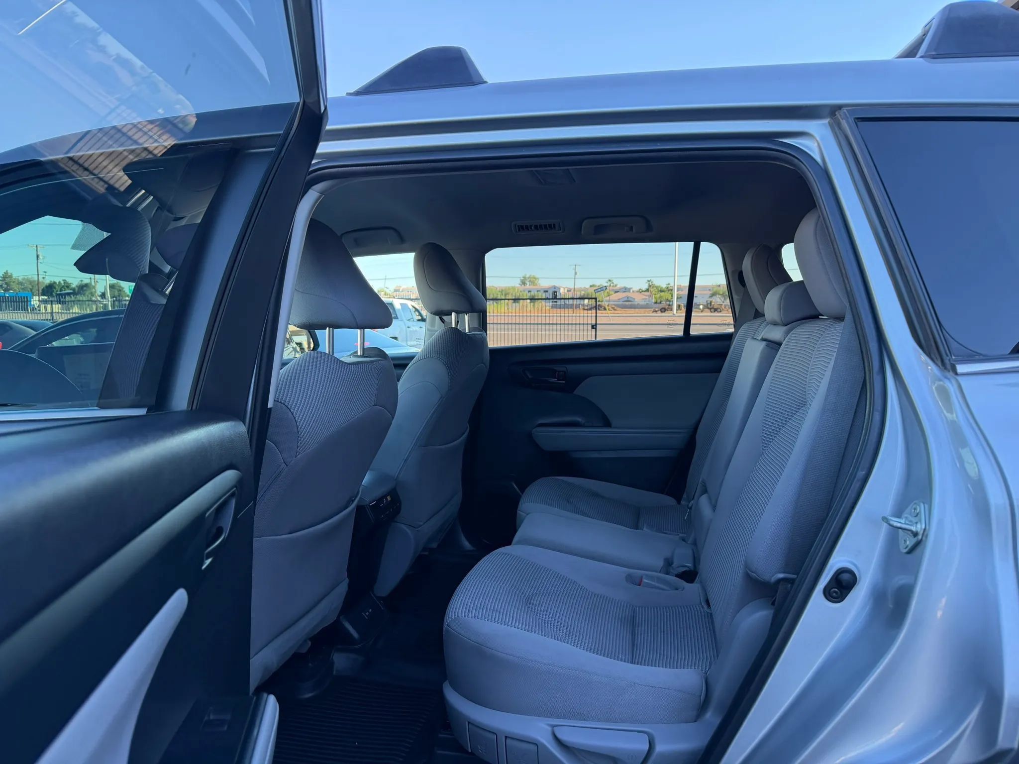 Used 2023 Toyota Highlander LE FWD image 24
